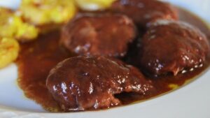 Lee más sobre el artículo Carrilleras de cerdo lacadas en vino tinto